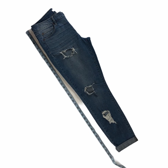 REFUGE Light Wash & Factory Distressed. Size 8 - Picture 4 of 7